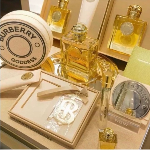 Burberry beauty gift charms set - Picture 2 of 10